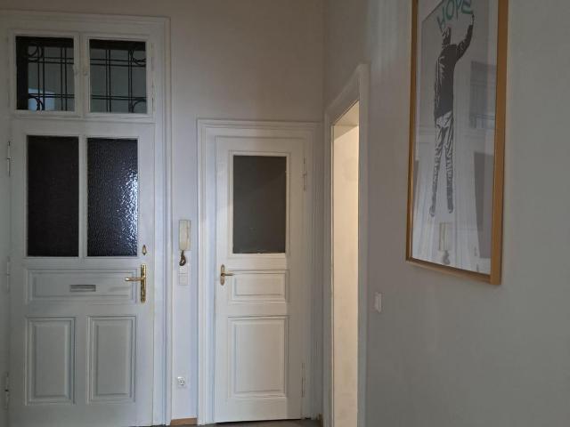 Charmante Altbau 2 Zimmer Wohnung, renoviert & teilmöbliert – ideal für Paar oder WG!