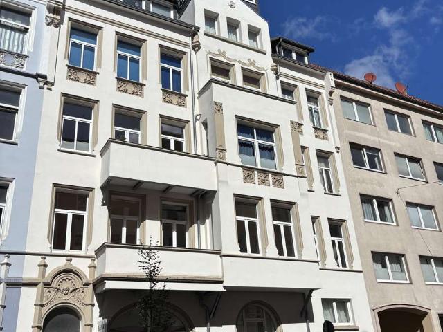 Charmante Altbauwohnung – 5 Zimmer, 2 Badezimmer & 2 Balkone