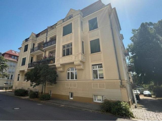 Charmante Altbauwohnung: 2 Zimmer mit Balkon, Einbauküche,Parkett