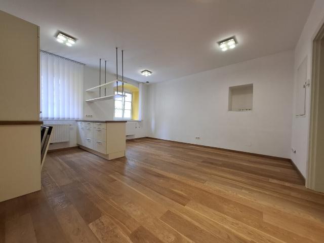 CHARMANTE ALTBAUWOHNUNG WOHNEN UND ARBEITEN IN BESTER INNENSTADTLAGE