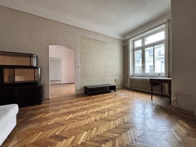 Charmante Altbauwohnung beim Theresianum mit Klopfbalkon komplett renovierungsbedürftig viel Potential