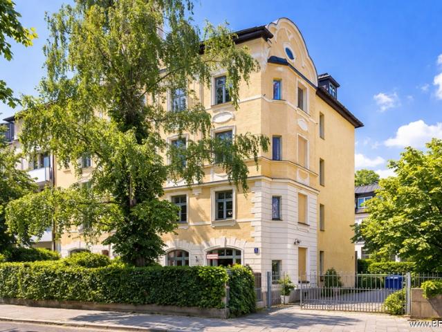 Charmante Altbauwohnung mit Balkon im Münchner Westend