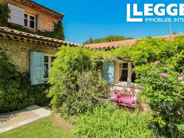 Charmante bastide de 6 chambres au cœur d’un domaine sécurisé, offrant jardins et un agréable espace piscine