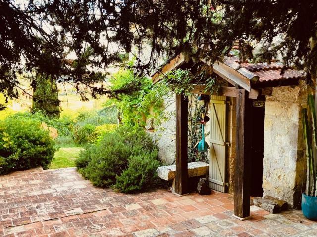 Charmante bastide en pierre restaurée dans un cadre bucoliqu. 474m² Cours