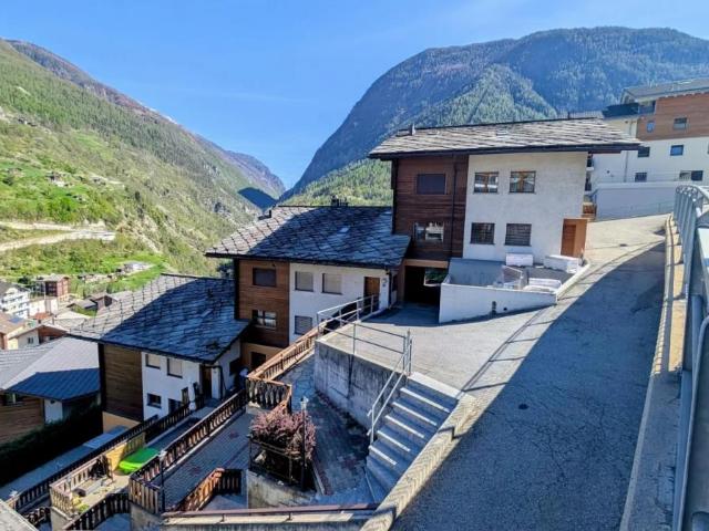 Charmante Gartenwohnung mit Ausblick und Garage in Stalden