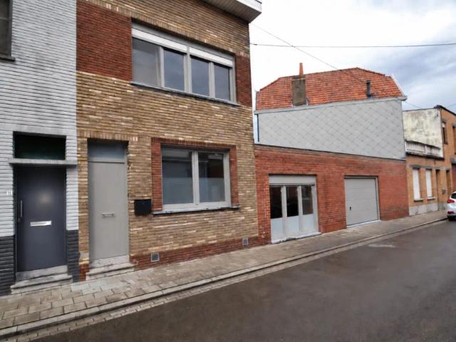 Charmante gezinswoning met 3 slaapkamers, tuin en garage in rustige straat van Harelbeke