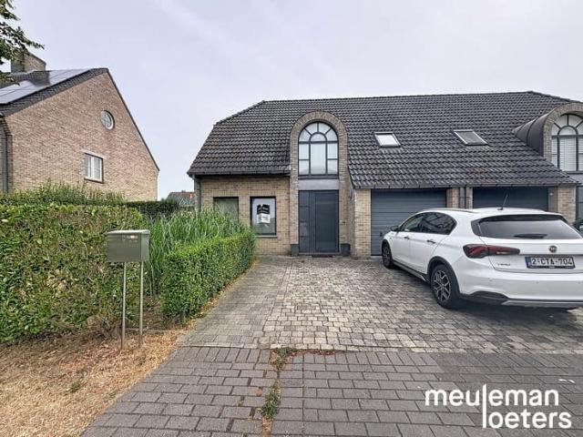 Charmante gezinswoning met ruime tuin en garage in Oostkamp