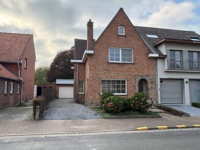 Charmante, gerenoveerde halfopen woning met tuin + garage
