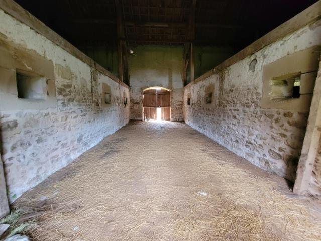 Charmante grange à rénover à Voussac Un potentiel inexploré !