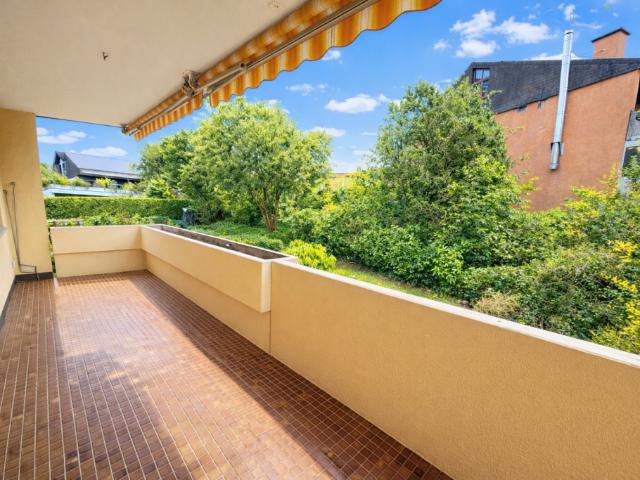 CHARMANTE, GROSSZÜGIGE MAISONETTEWOHNUNG MIT BALKON IM GRÜNEN