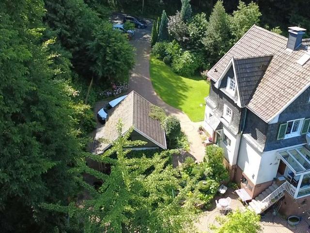 Charmante Doppelhaushälfte im Bergischen Stil mit parkähnlichem Grundstück und viel Privatsphäre