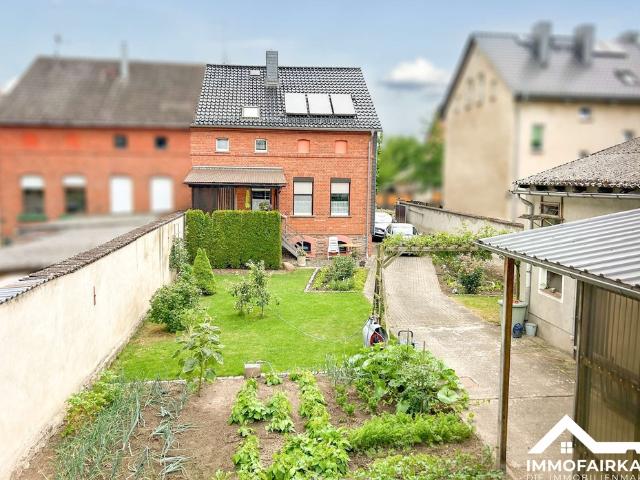 Charmante Doppelhaushälfte in ruhiger Lage mit historischem Charakter und viel Potenzial