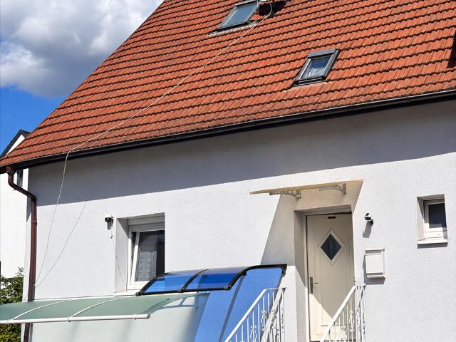 Charmante Doppelhaushälfte mit 5,5 Zimmern, ausgebautem Dachgeschoss und Garage