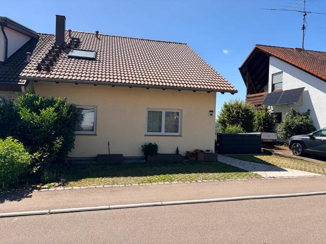 Charmante Doppelhaushälfte mit Garten in Feldrandlage
