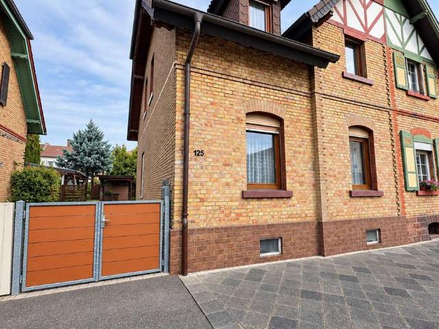 Charmante Doppelhaushälfte mit Garten und Carport – vielseitiges Wohnen in Mannheim Rheinau