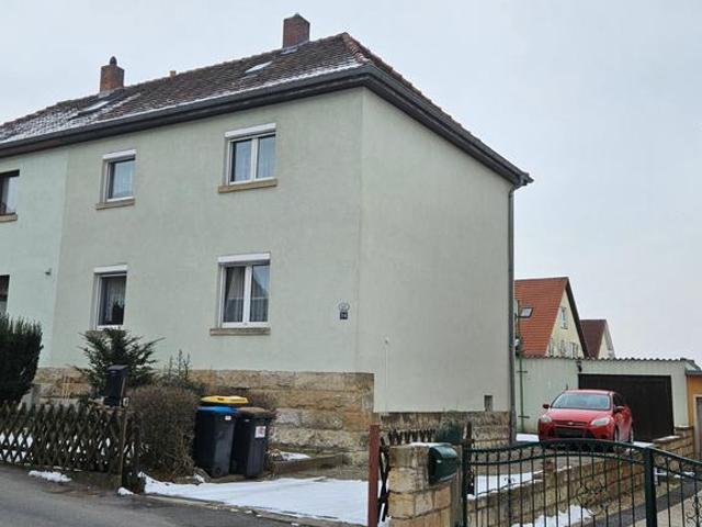 Charmante Doppelhaushälfte mit Garten