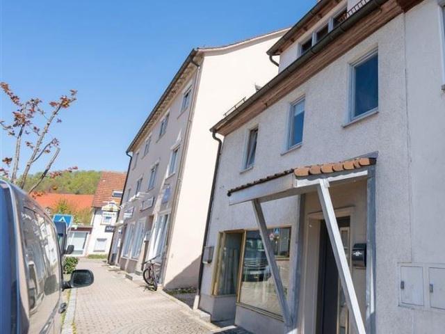 Charmante Doppelhaushälfte mit Gewerbeeinheit und großem Garten in Königsbronn