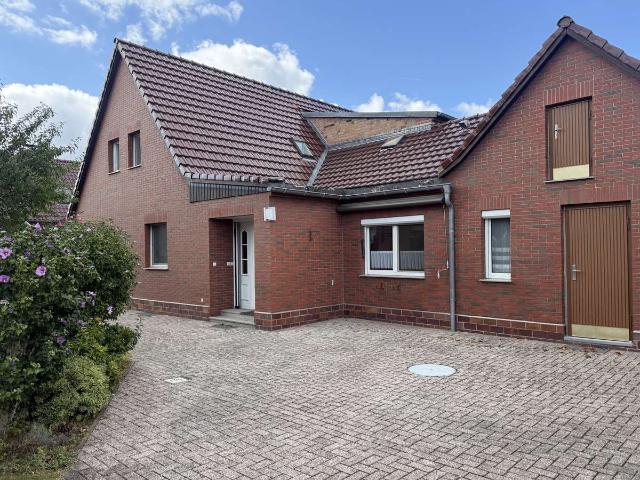 Charmante Doppelhaushälfte mit großzügigem Wohnbereich, Garage, Werkstatt und schönem Garten