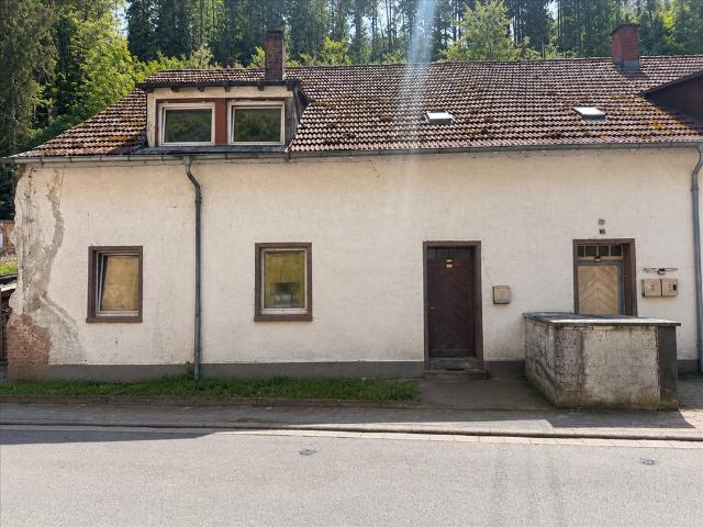 Charmante Doppelhaushälfte mit großem Entwicklungspotenzial