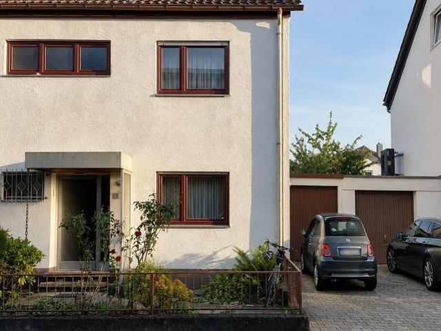 Charmante Doppelhaushälfte mit großem Garten