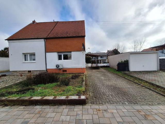 Charmante Doppelhaushälfte mit großem Grundstück in ruhiger Lage