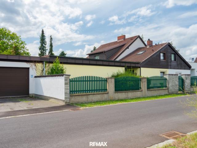 Charmante Doppelhaushälfte mit großem Grundstück, Pool und viel Potenzial für Ihre Wohnträume