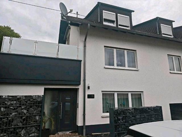 Charmante Doppelhaushälfte mit großer Terrasse, Balkon und Garage