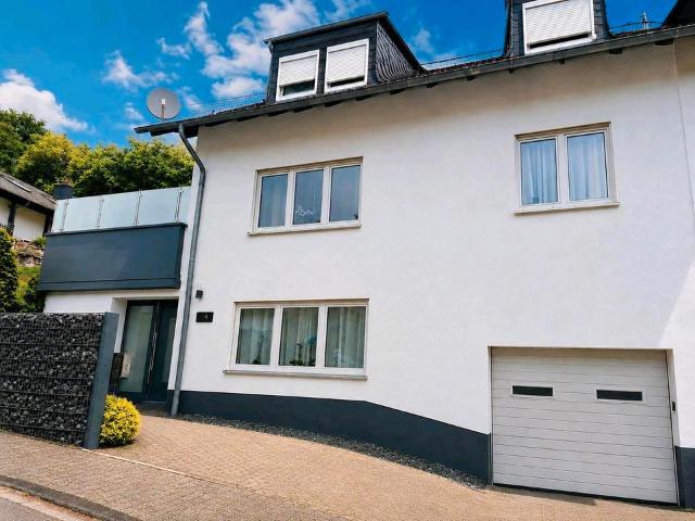 Charmante Doppelhaushälfte mit großer Terrasse, Balkon und Garage