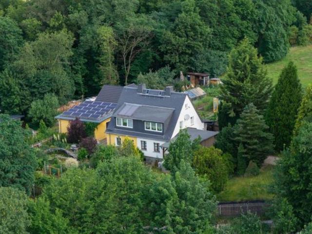 Charmante Doppelhaushälfte mit moderner Wärmepumpe, Wintergarten & gepflegtem Grundstück in Berga/Elster