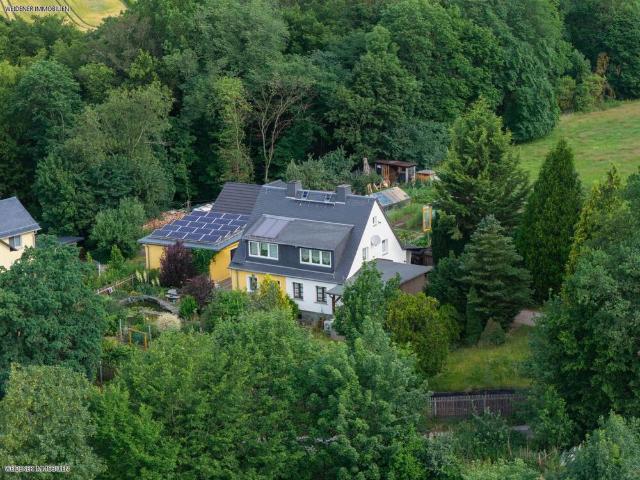Charmante Doppelhaushälfte mit moderner Wärmepumpe, Wintergarten & gepflegtem Grundstück in BergaElster