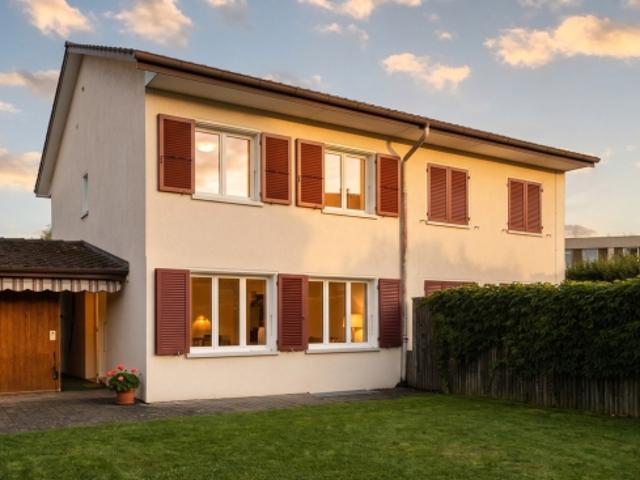 CHARMANTE DOPPELHAUSHÄLFTE MIT SONNIGEM GARTEN