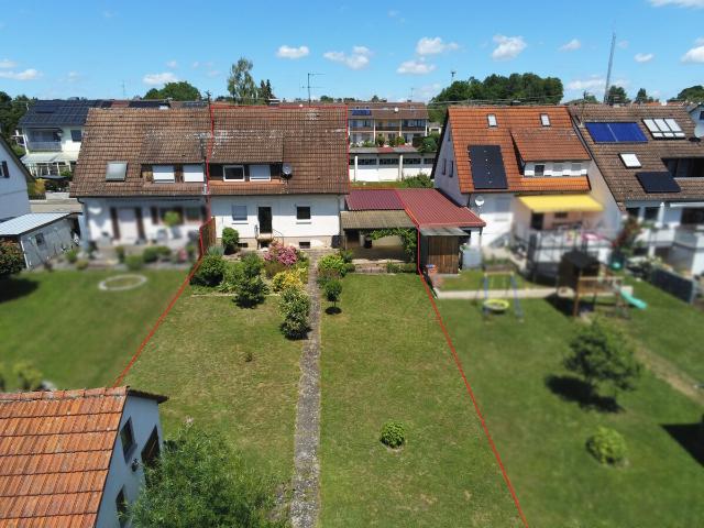 Charmante Doppelhaushälfte mit Traumgarten und großem Potenzial in ruhiger Lage