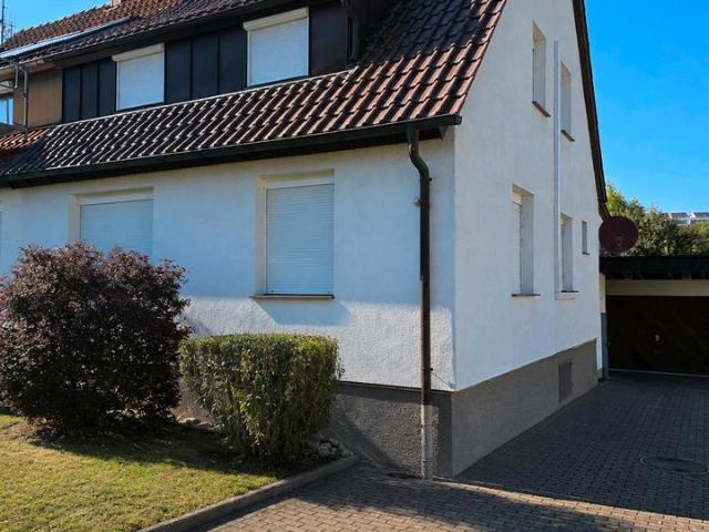 Charmante Doppelhaushälte mit Garage und Klimaanlage