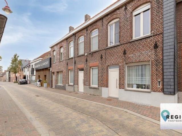 Charmante dorpswoning incl. afgesloten garagebox te Loten.