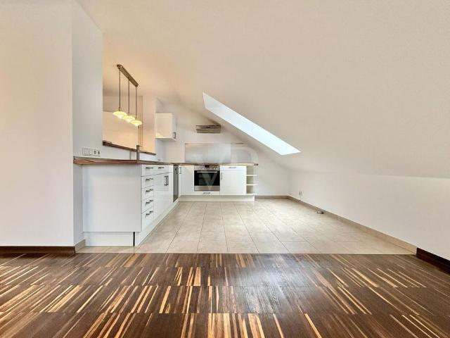 Charmante Dachgeschosswohnung mit ca. 80 m² Wohnfläche, Klimaanlage, Terrasse und Gartennutzung