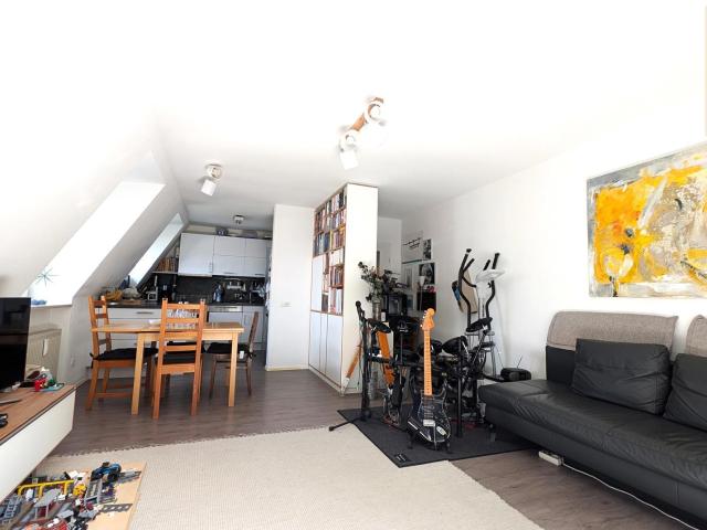 Charmante Dachgeschosswohnung mit Balkon, Gemeinschaftsgarten und Tiefgaragenstellplatz in O Menzing