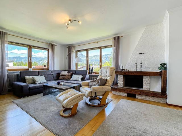 Charmante Dachgeschosswohnung mit Bergblick 02537