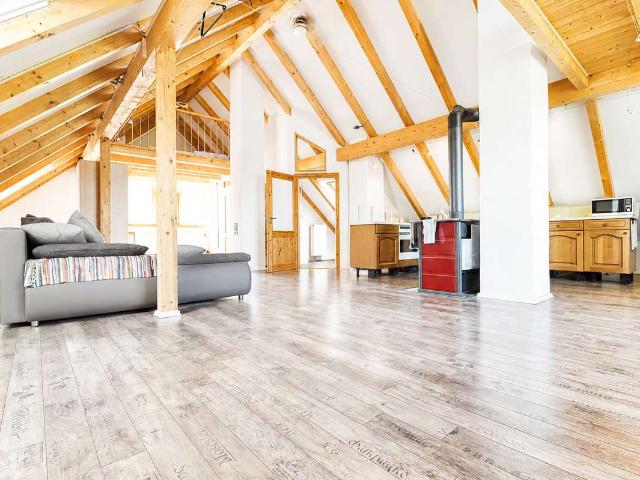 Charmante Dachgeschosswohnung mit besonderem Wohngefühl und Gartenanteil in Bruckberg