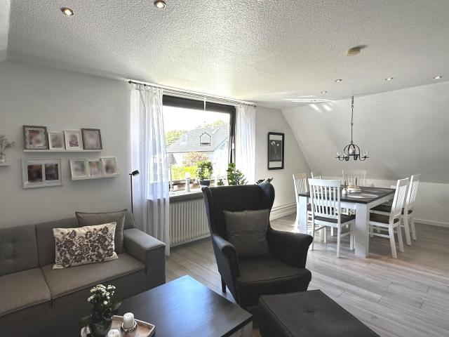 Charmante Dachgeschosswohnung mit Garten & Spitzboden