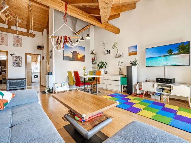 Charmante Dachgeschosswohnung mit sichtbarem Holztragwerk, Loggia & TG Stellplatz