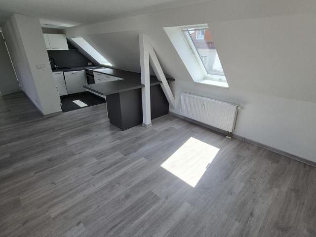 Charmante Dachgeschosswohnung mit Tageslichtbad, hochwertiger Einbauküche und gemütlicher Terrasse