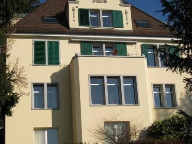 Charmante Dachwohnung mit Seesicht in Zollikon