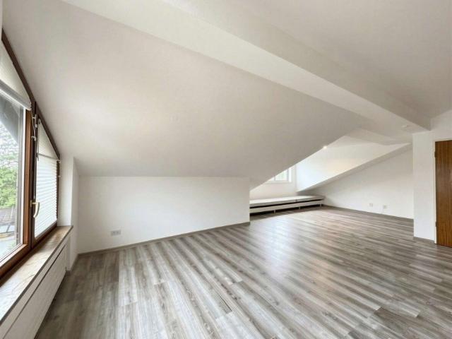 Charmante DG Wohnung mit Balkon, Außenstellplatz und Aussicht