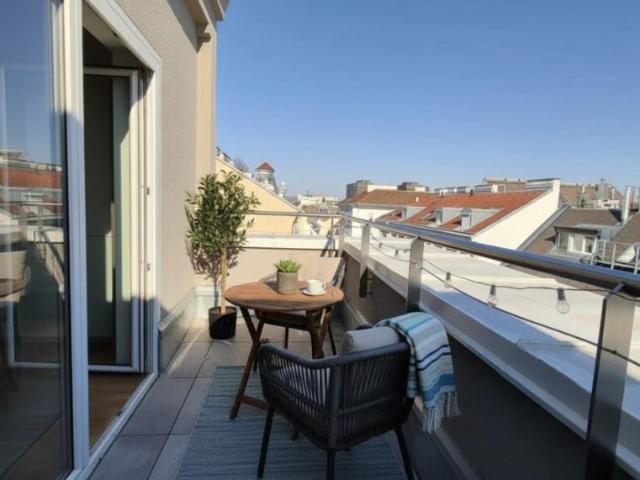 CHARMANTE DG WOHNUNG MIT BALKON