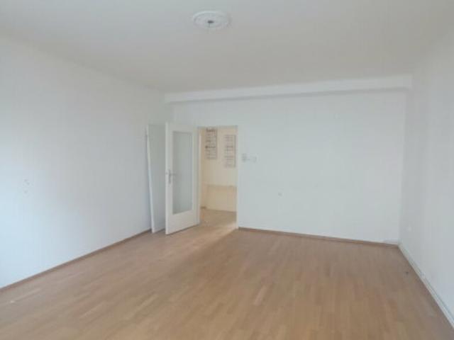 Charmante EG Wohnung in Pottenstein: 3 Zimmer, Balkon & Stellplatz