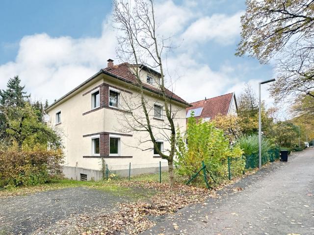 Charmante Erdgeschosswohnung mit kleinem Wintergarten und eigenem Gartenteil