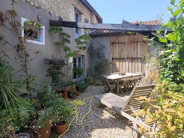 Charmante Et Atypique Maison De Village 3 Chambres Cour 120m² Richelieu