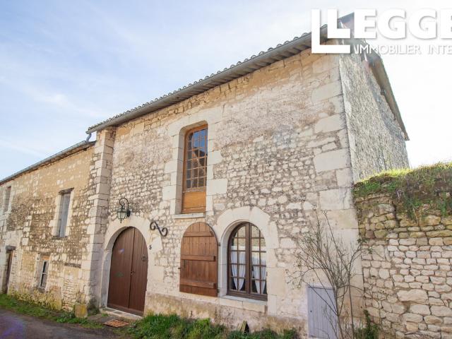 Maison de caractère du 18ème siècle avec une chambre, une cour et une cave impressionnante à Faye la Vineuse