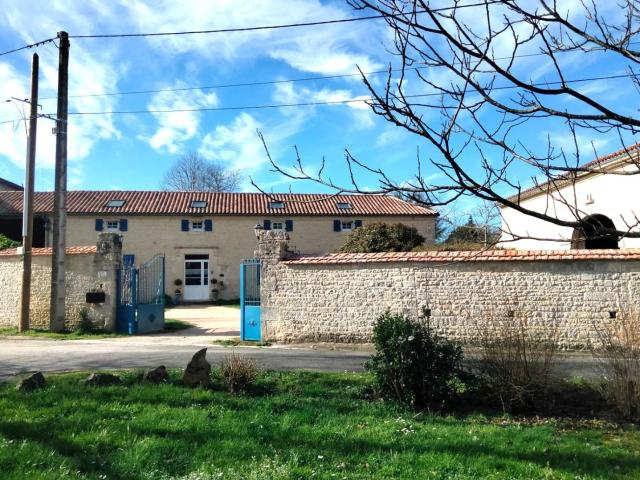 Charmante et Authentique Maison en Pierre, Cadre Paisible, 4. 200m² Chenon