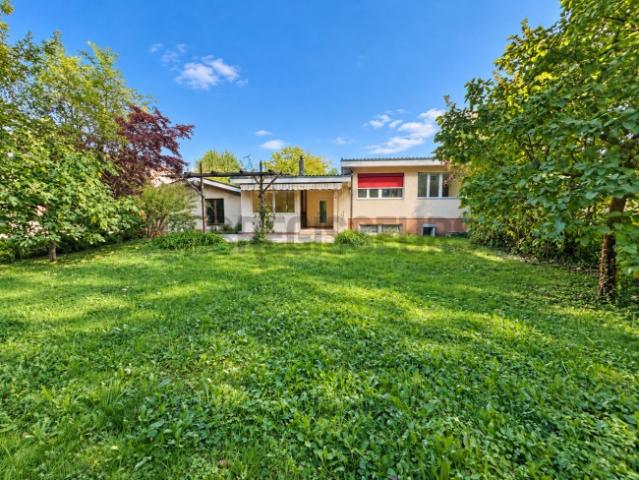 Charmante Familienvilla mit großem Garten und Garage